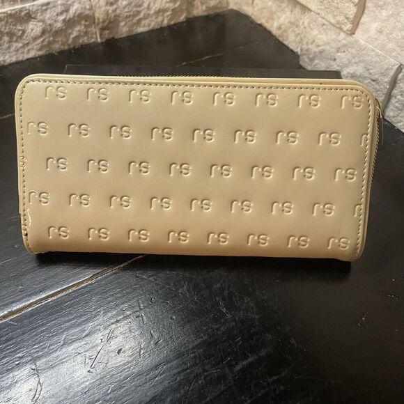 St John Women's Cream Zip Around Genuine Patent Leather Wallet, new in box - Picture 3 of 10